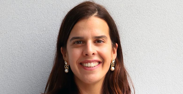 A alimentação é um determinante central do risco vascular e tem impacto na modulação da inflamação vascular, do stress oxidativo e da disfunção endotelial, mecanismos importantes na progressão da aterosclerose. As Guidelines ESC 2021 e da Sociedade Espanhola de Aterosclerose (SEA, 2024) recomendam a adoção de um padrão alimentar tipo mediterrânico, com elevado consumo de frutas, hortícolas, leguminosas, frutos oleaginosos e cereais integrais, e predomínio de gorduras mono e polinsaturadas, particularmente o azeite virgem extra (EVOO). O consumo de peixe, especialmente de espécies ricas em ácidos gordos ómega-3, é incentivado, enquanto carnes vermelhas e processadas, produtos ultraprocessados, sal e açúcares adicionados é limitado. A evidência sublinha que mais importante do que reduzir a gordura saturada é o que a substitui: trocas por gorduras insaturadas reduzem o colesterol LDL (Ros et al., 2025). Estudos clínicos randomizados corroboram estas recomendações. O estudo PREDIMED, de prevenção primária, demonstrou uma redução relativa de 30% em eventos cardiovasculares major em indivíduos que seguiram uma dieta mediterrânica (DM) suplementada com EVOO ou frutos oleaginosos (Estruch et al., 2018). O estudo CORDIOPREV, de prevenção secundária, evidenciou menor progressão da aterosclerose com uma DM rica em EVOO comparativamente a uma dieta hipolipídica e rica em hidratos de carbono complexos (Jose Jimenez-Torres 2021). Por outro lado, a ESC/EAS 2025 e a SEA 2024 concluem que a suplementação com vitaminas e minerais não é recomendada para redução de risco vascular, pela ausência de evidência de benefício e potenciais riscos em doses elevadas. A SEA 2024 acrescenta que padrões alimentares de elevada qualidade promovem não só saúde vascular, mas também sustentabilidade ambiental, sendo apresentada como uma medida que beneficia simultaneamente a saúde individual e a do planeta. A evidência atual aponta para que a qualidade global da dieta, mais do que um único padrão alimentar, seja o principal preditor de proteção vascular. Uma meta-análise de 159 estudos prospetivos (6,2 milhões de participantes), mostrou que dietas de elevada qualidade reduziram em 17% a incidência e mortalidade por doença cardiovascular (Taylor et al., 2023). O conceito de padrão alimentar, ao invés do foco em nutrientes isolados, reflete a interação sinérgica entre nutrientes e compostos bioativos na matriz dos alimentos, modulando vias metabólicas e inflamatórias determinantes da função vascular. No contexto português, a DM assume-se enquanto modelo alimentar de promoção de saúde vascular e sustentabilidade. A sua implementação requer o envolvimento coordenado de nutricionistas, médicos, farmacêuticos, e outros profissionais de saúde, através de intervenções breves, consistentes e baseadas na evidência. É com esta ação coletiva, juntamente com a implementação de políticas de produção e consumo alinhadas com as recomendações, que poderemos, efetivamente, tornar a aterosclerose uma doença rara